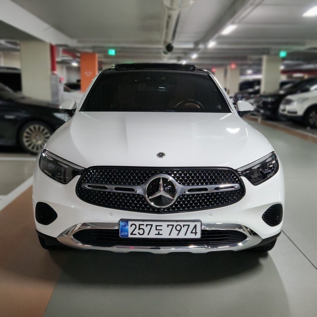 2025 Mercedes-Benz GLC300 4MATIC Coupe AVANTGARDE — photograph 1 of 1