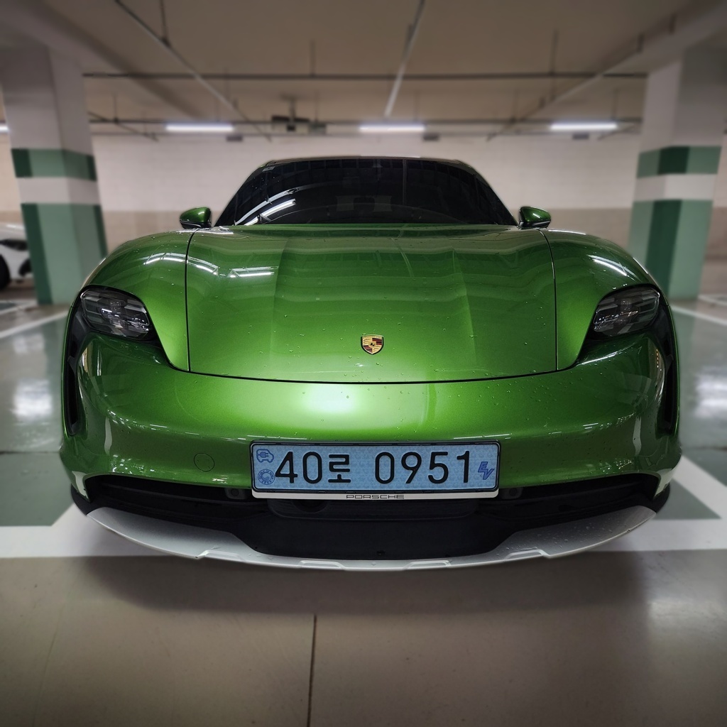 2022 Porsche Taycan Cross Turismo 4 — photograph 1 of 1