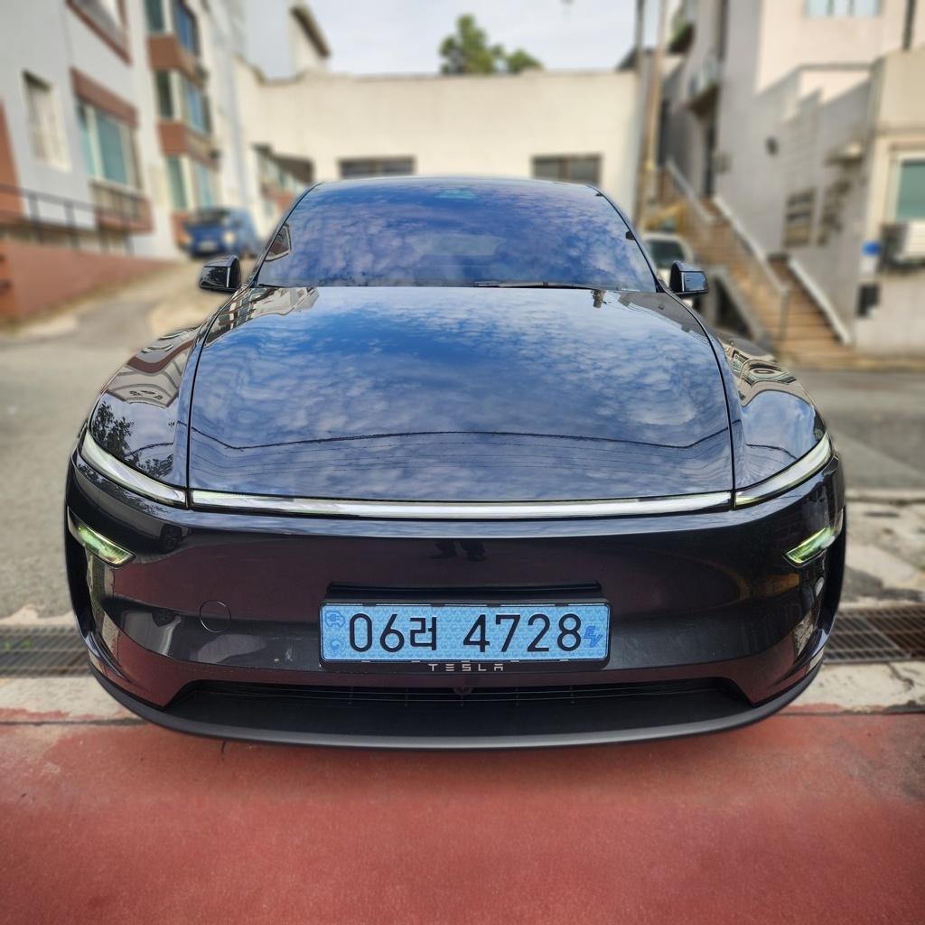 2025 Tesla Model Y Juniper RWD — photograph 1 of 1
