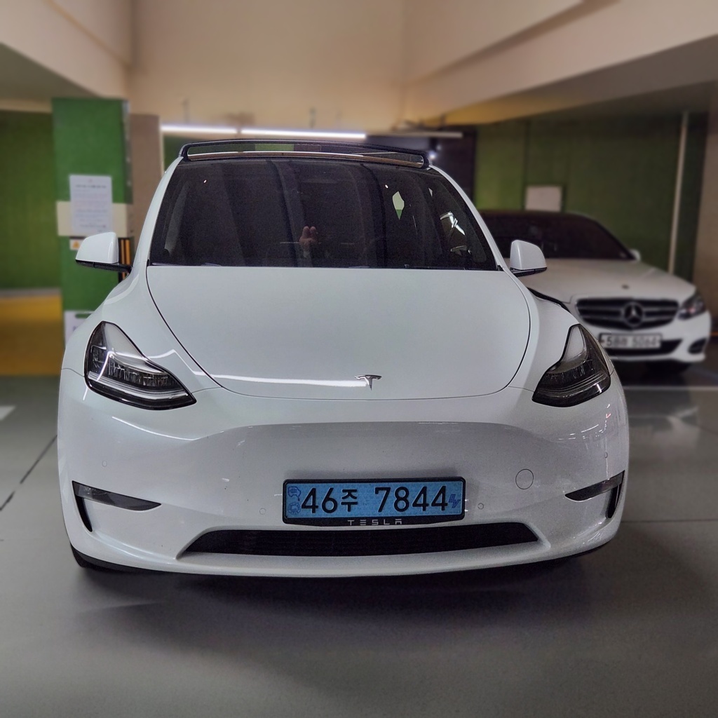 2022 Tesla Model Y Long Range — photograph 1 of 1