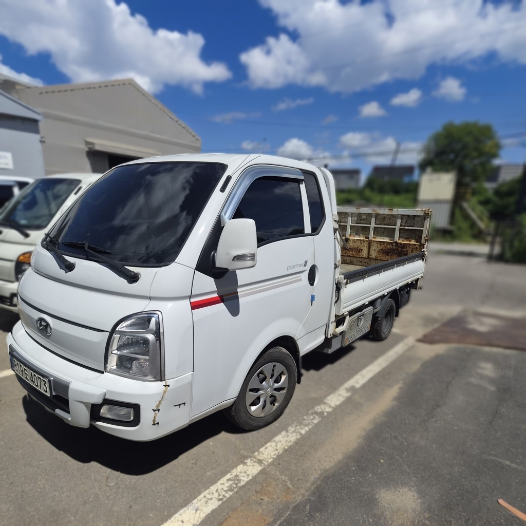 2022 Hyundai PORTER Ⅱ (PORTERⅡ) 2,497cc / Standard Cab/Standard Cab — photograph 1 of 1