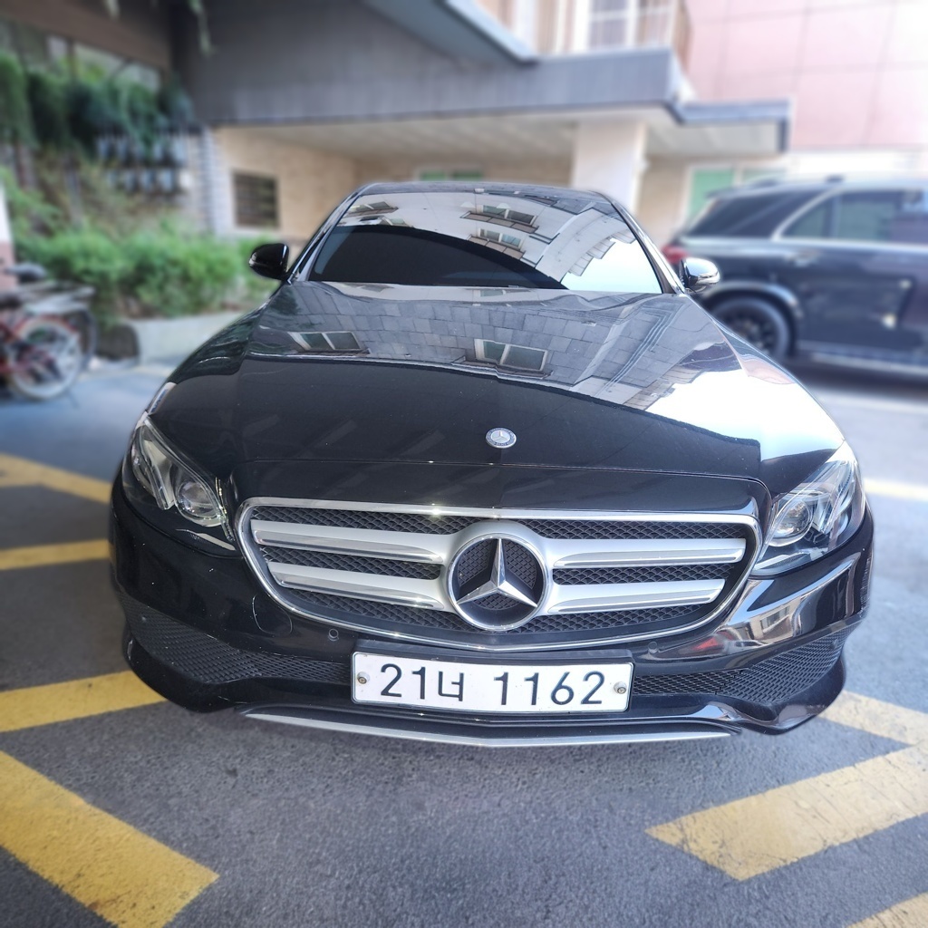 2017 Mercedes-Benz E220d AVANTGARDE — Korean import available from KcarDeals