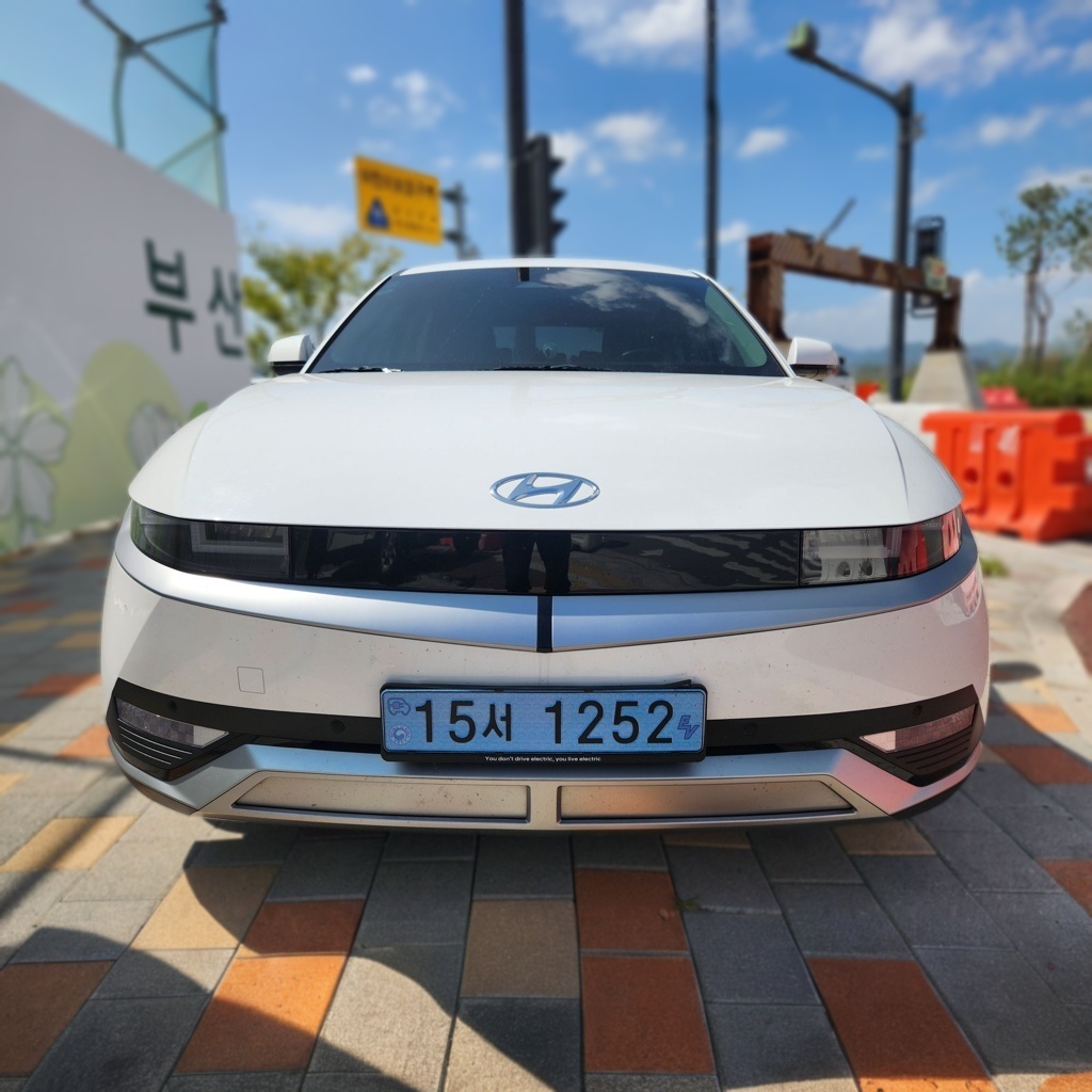 2022 Hyundai Ioniq 5 Long Range Exclusive — photograph 1 of 1
