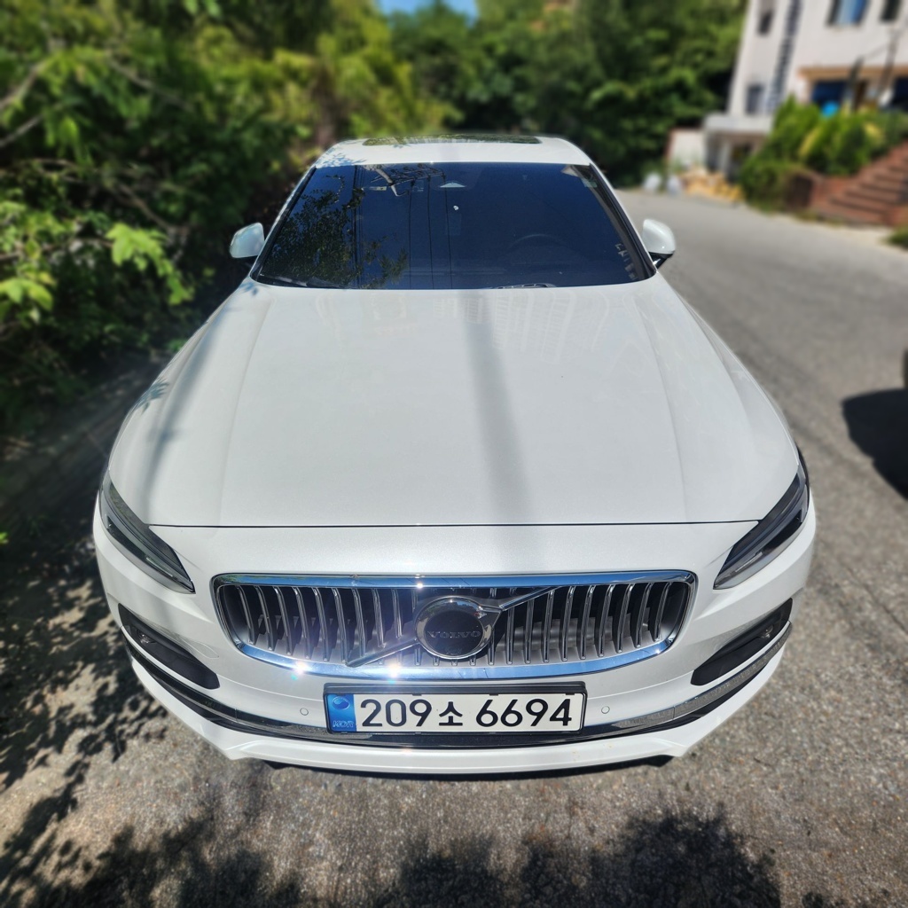 2023 Volvo S90 — photograph 1 of 1