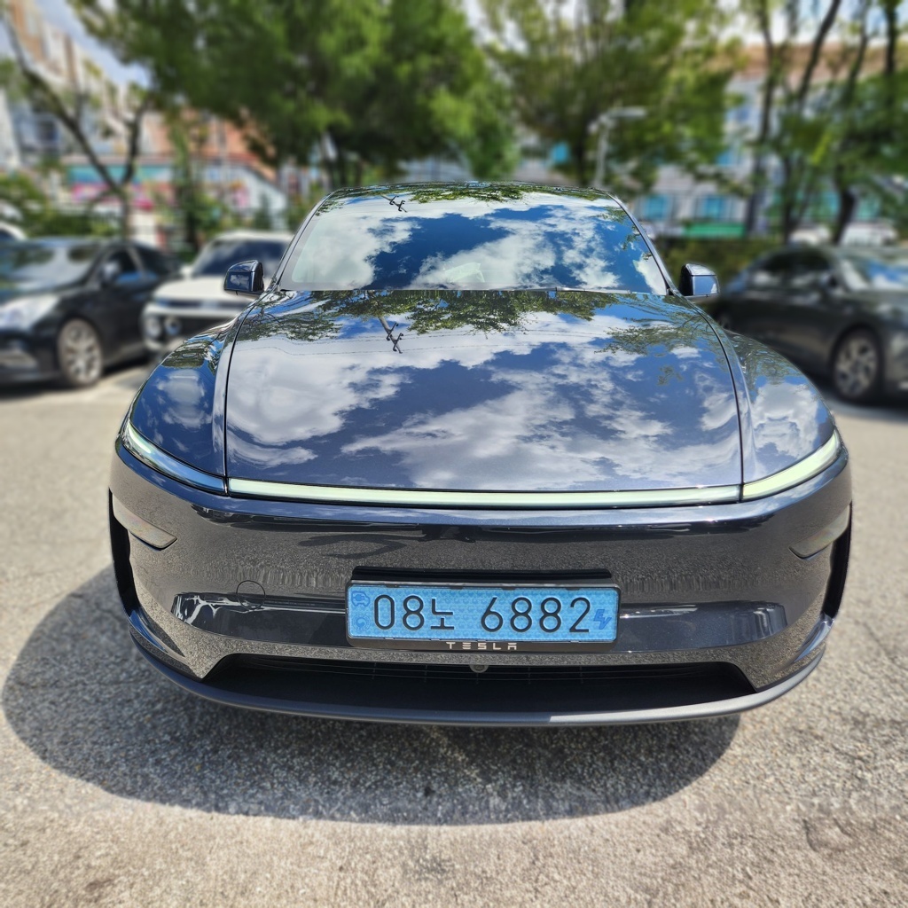2025 Tesla Model Y Juniper RWD — photograph 1 of 1