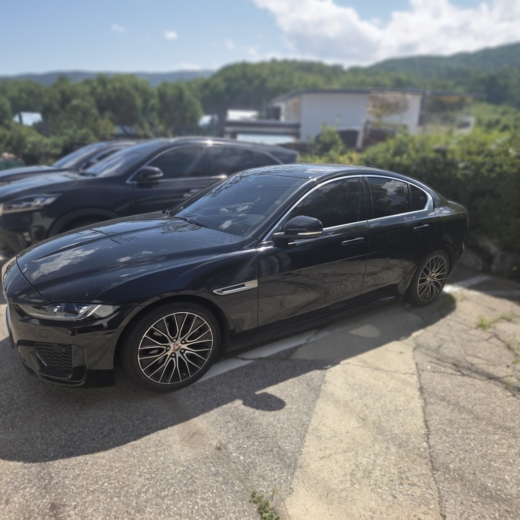 2020 Jaguar XE D180 R- DYNAMIC S — photograph 1 of 1