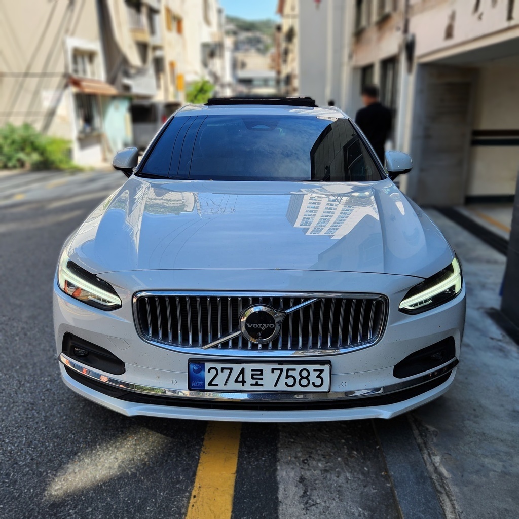 2024 Volvo S90 — photograph 1 of 1