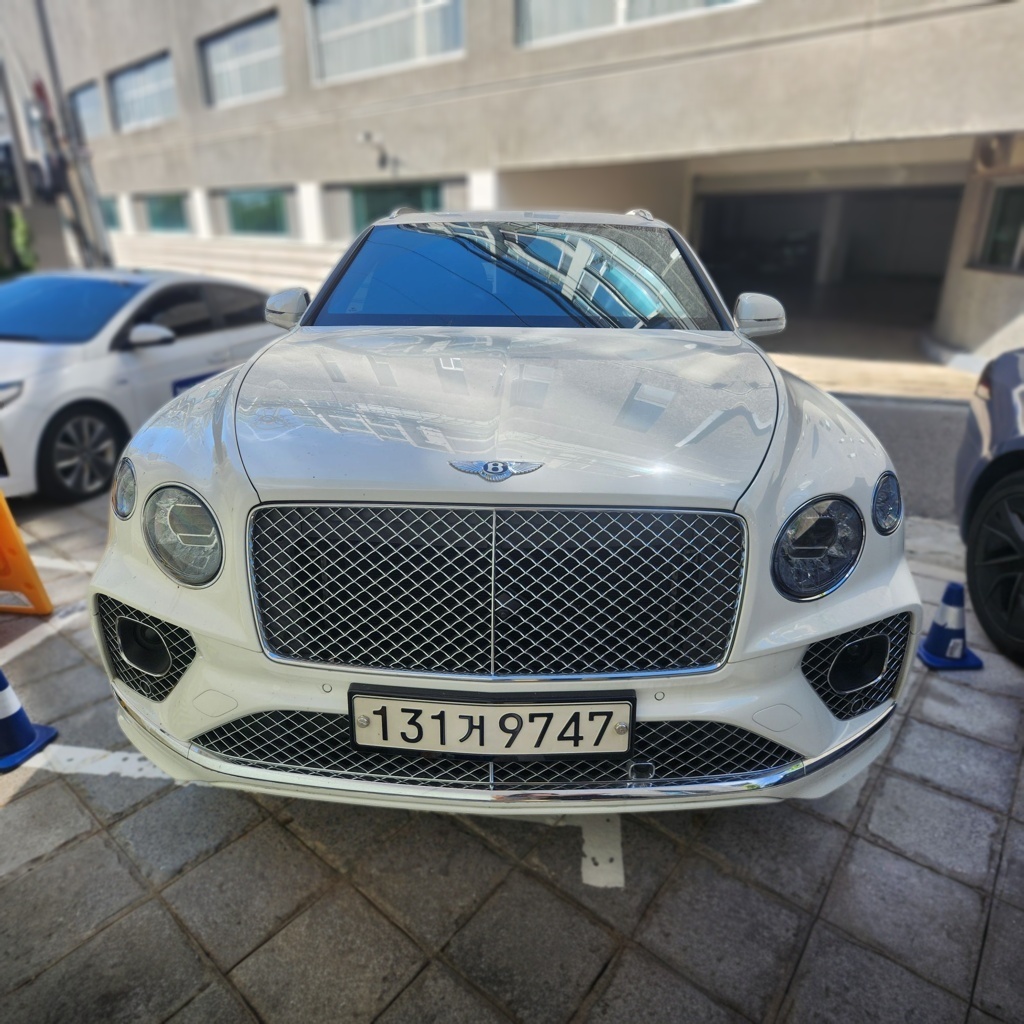 2022 Bentley Bentayga 4.0 V8 — photograph 1 of 1
