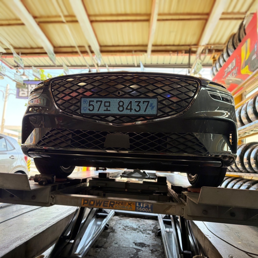 2022 Genesis e-GV70 e-AWD — photograph 1 of 1