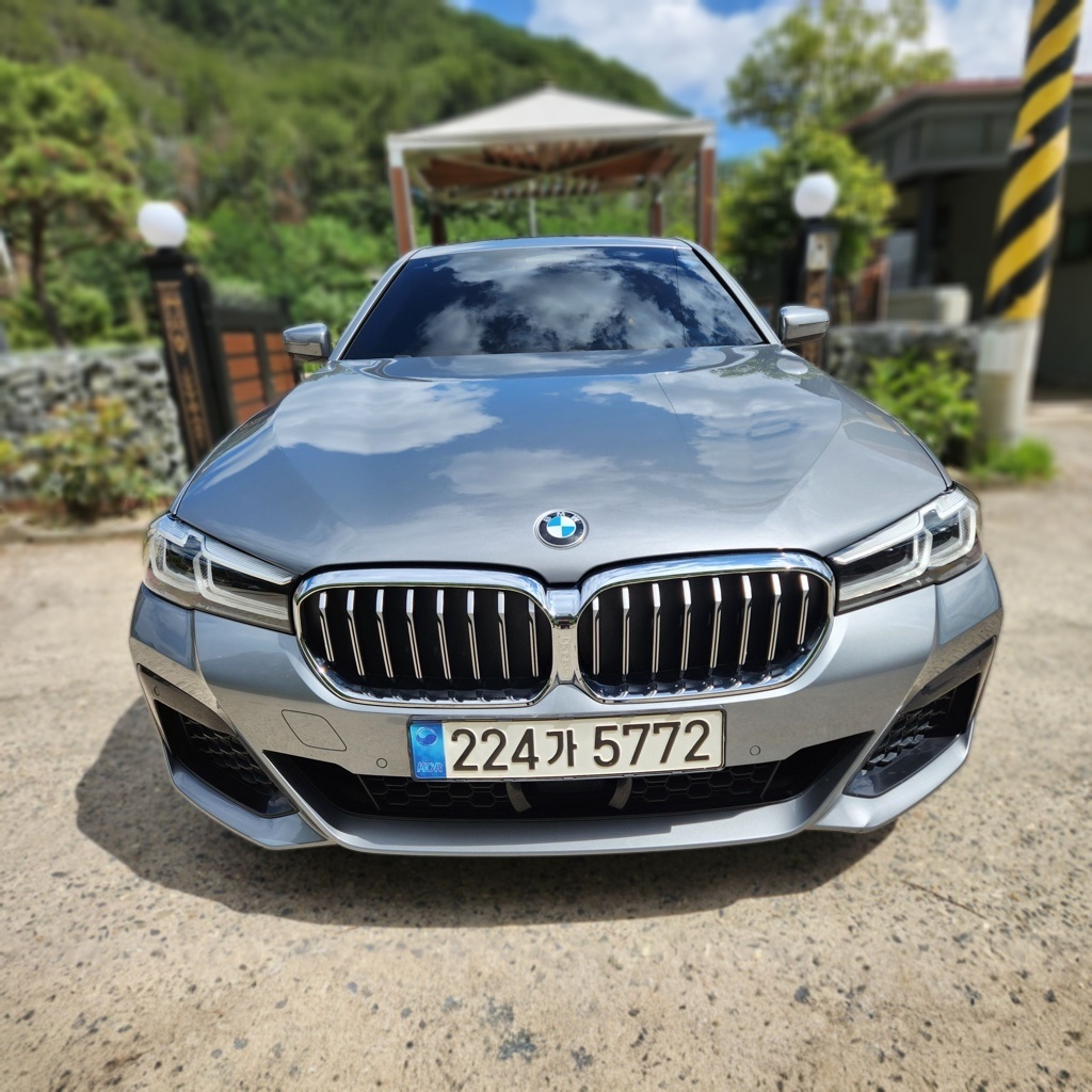2023 BMW 5 SERIES (G30) 520i M SPORT — photograph 1 of 1