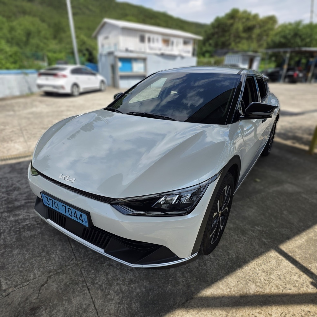 2022 Kia EV6 Long Range Light — photograph 1 of 1