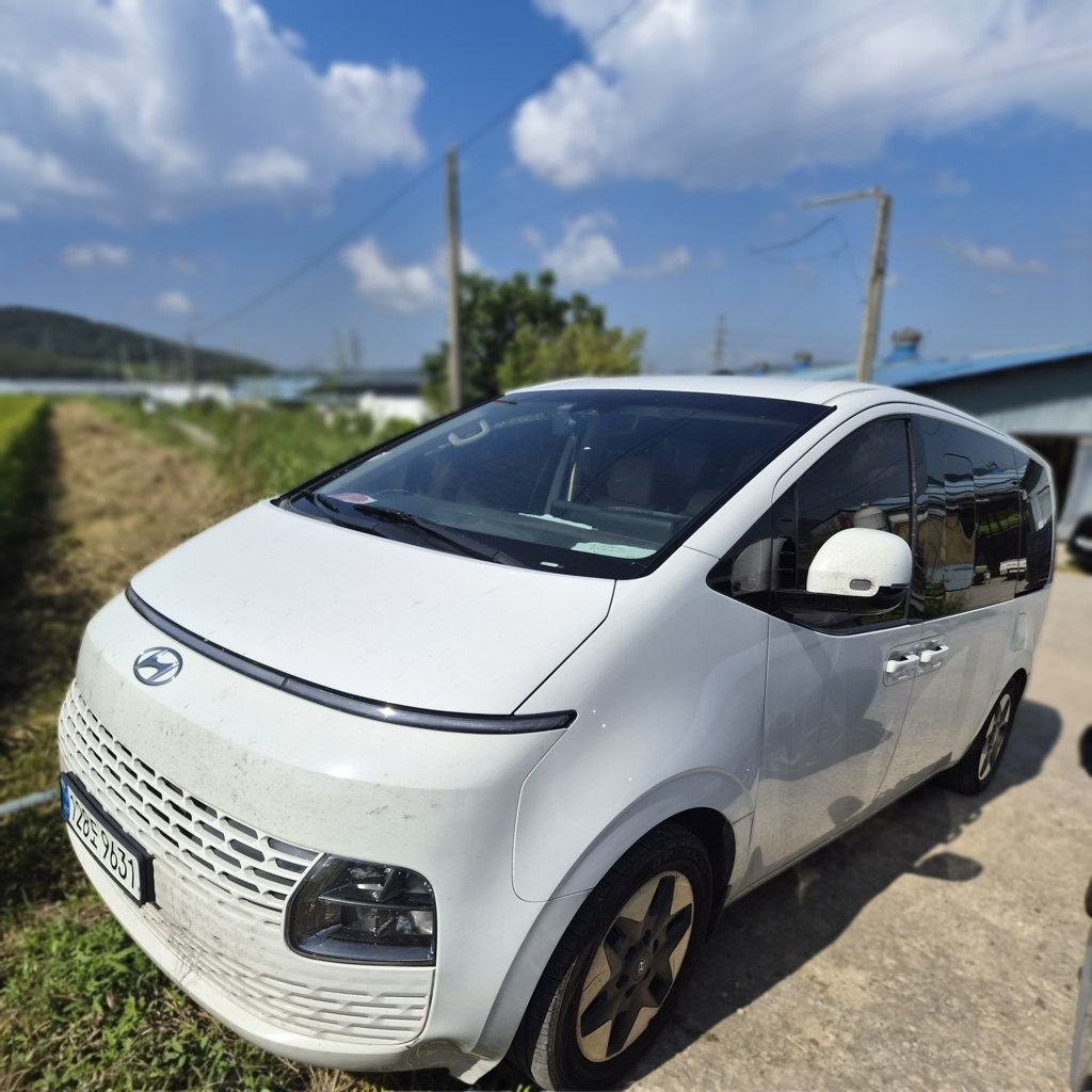 2023 Hyundai Staria Tourer Diesel 9-seater Modern — photograph 1 of 1