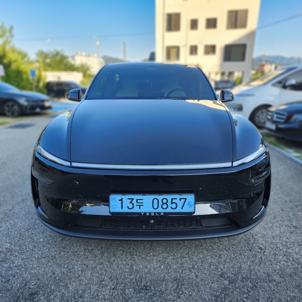 2025 Tesla Model Y Juniper RWD — photograph 1 of 1