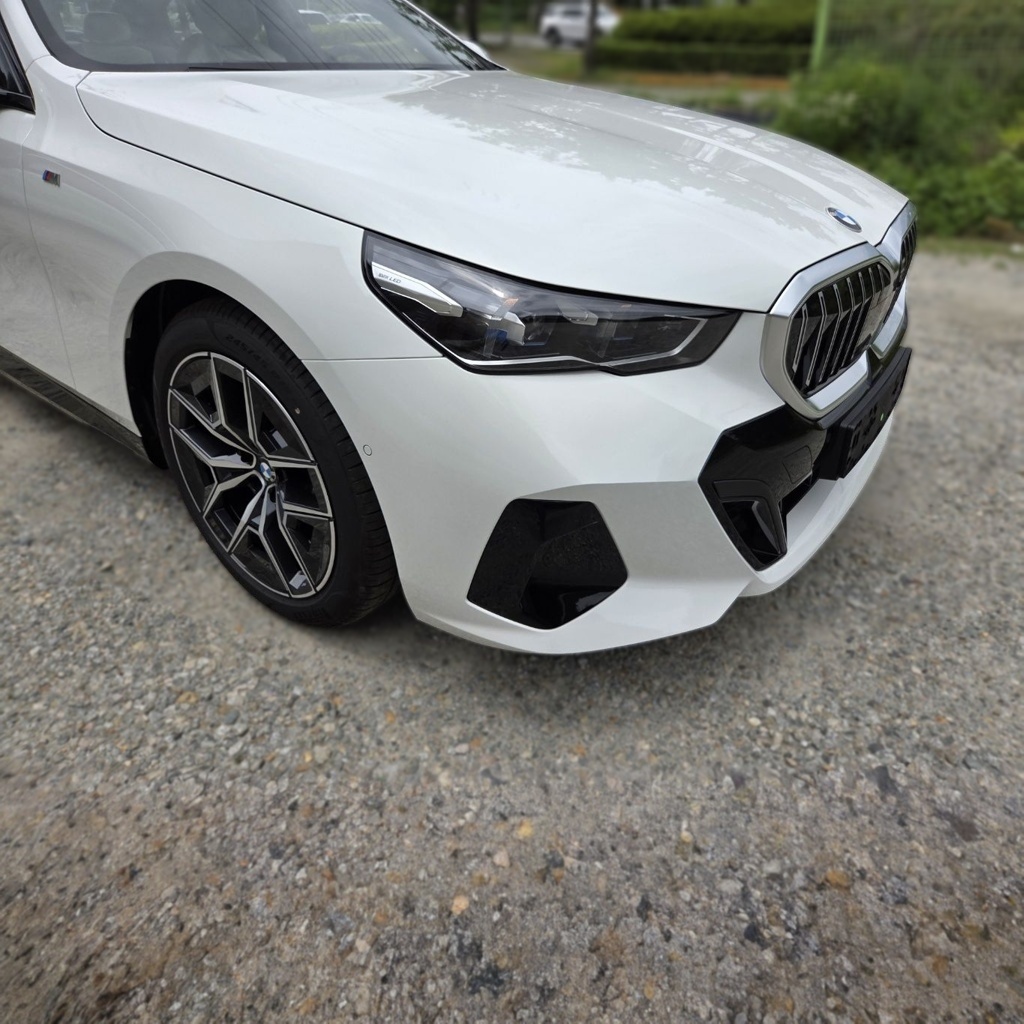 2025 BMW 5 SERIES (G60) 520i M SPORT — photograph 1 of 1