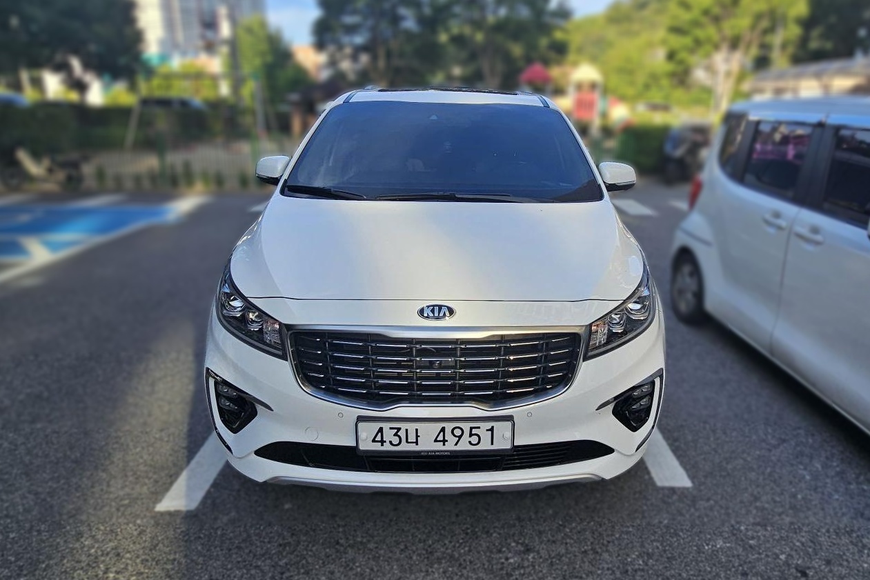 2019 Kia The New CARNIVAL Gasoline 7-seater Limousine President — Korean import available from KcarDeals
