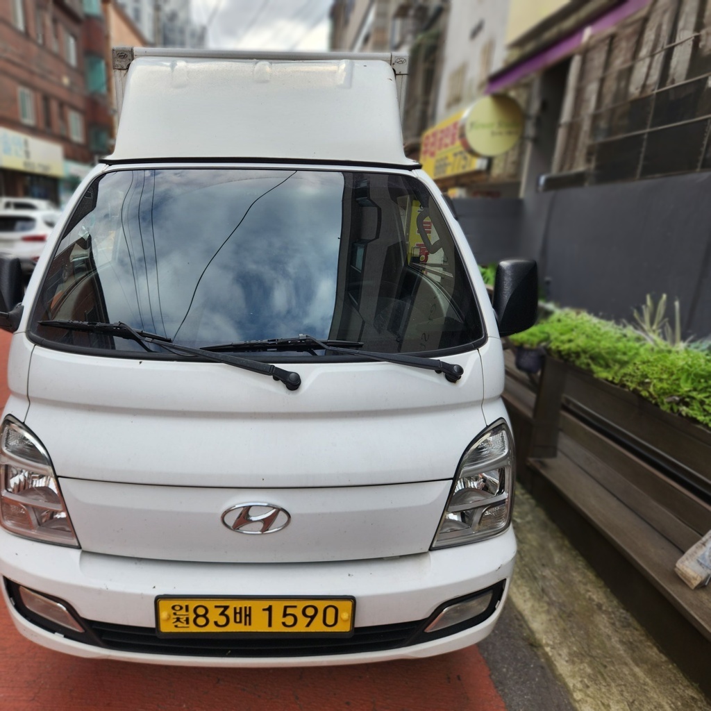 2020 Hyundai PORTER II Diesel SUPER CAB EXTRA LONG WHEELBASE BUILT-IN BOX TRUCK Smart Automatic 2020 (HIGH) — photograph 1 of 1