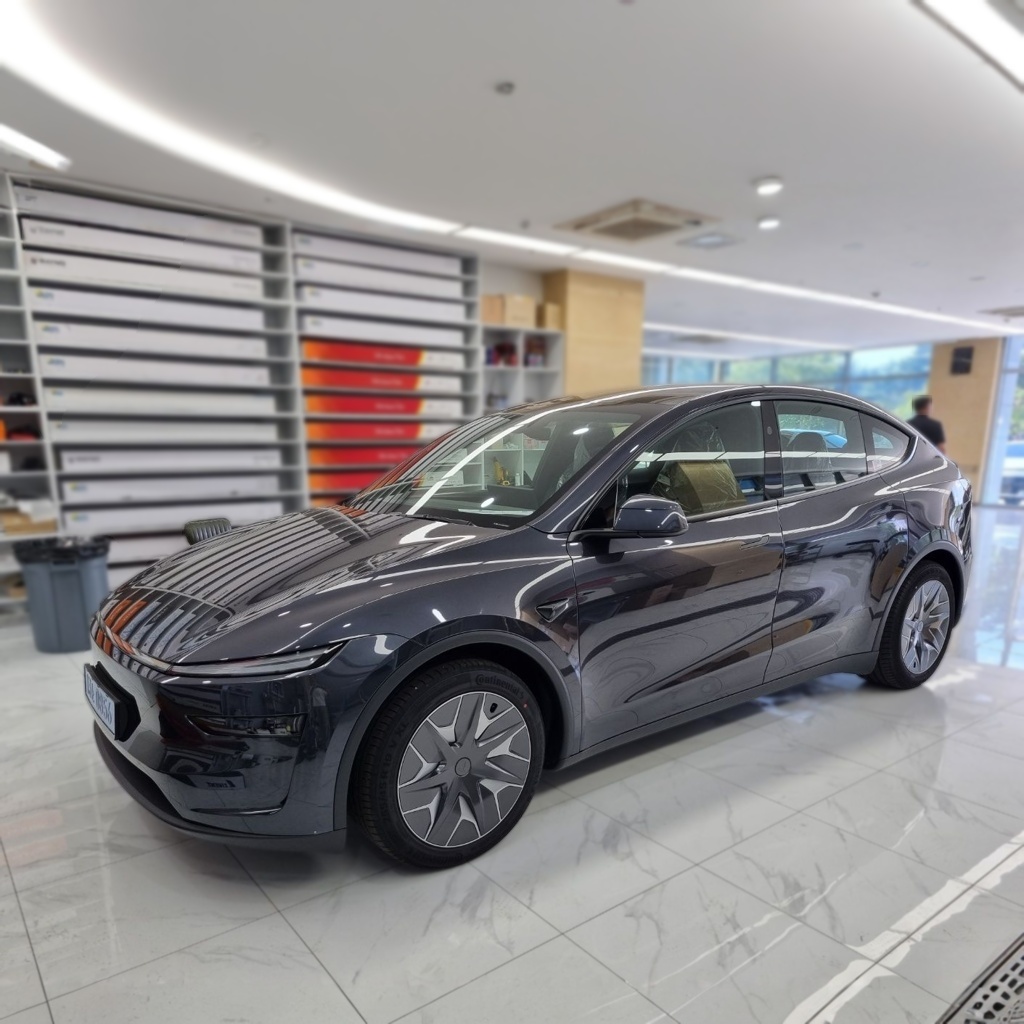 2026 Tesla Model Y Juniper L Long Range AWD — photograph 1 of 1