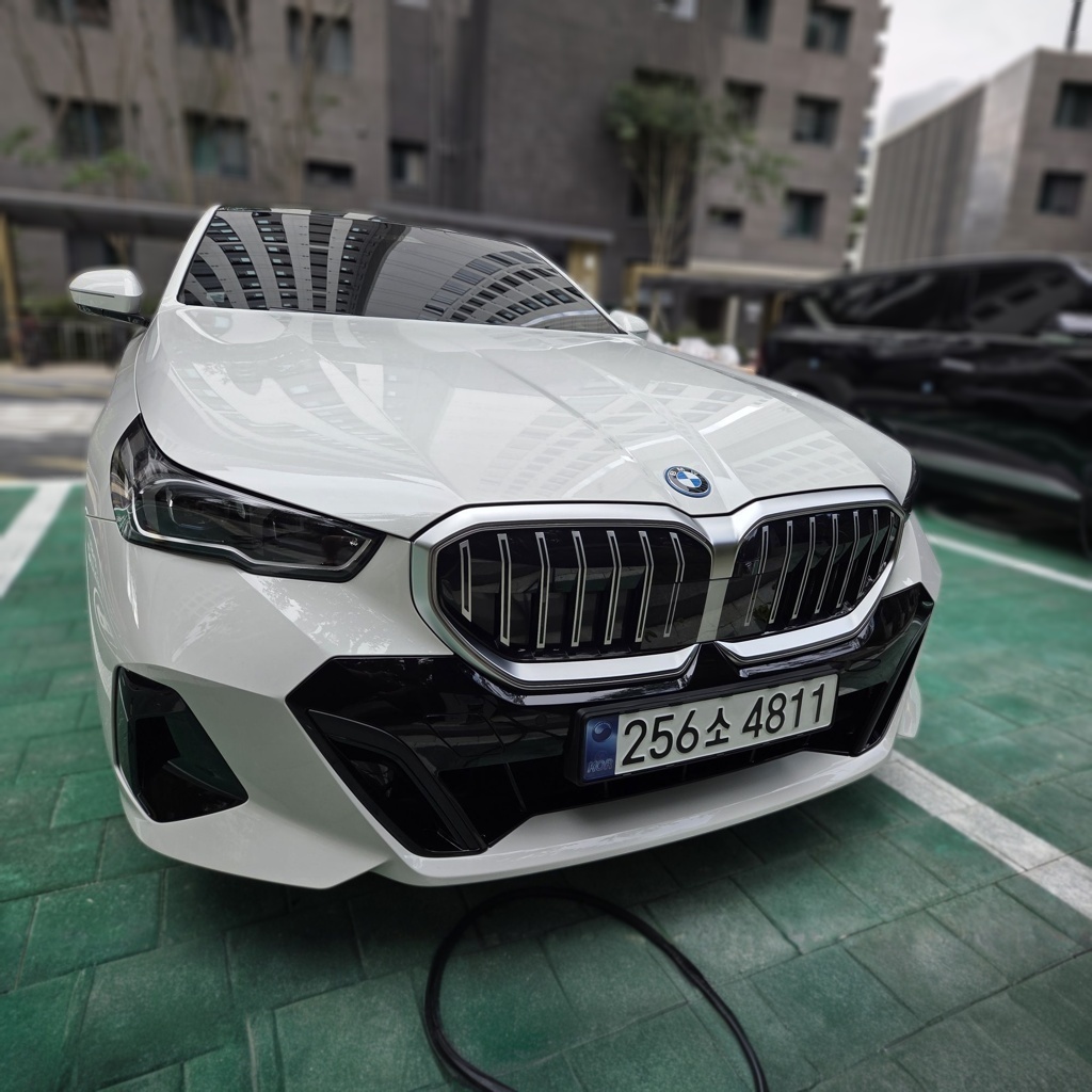 2024 BMW 5 SERIES (G60) 530e M SPORT — photograph 1 of 1