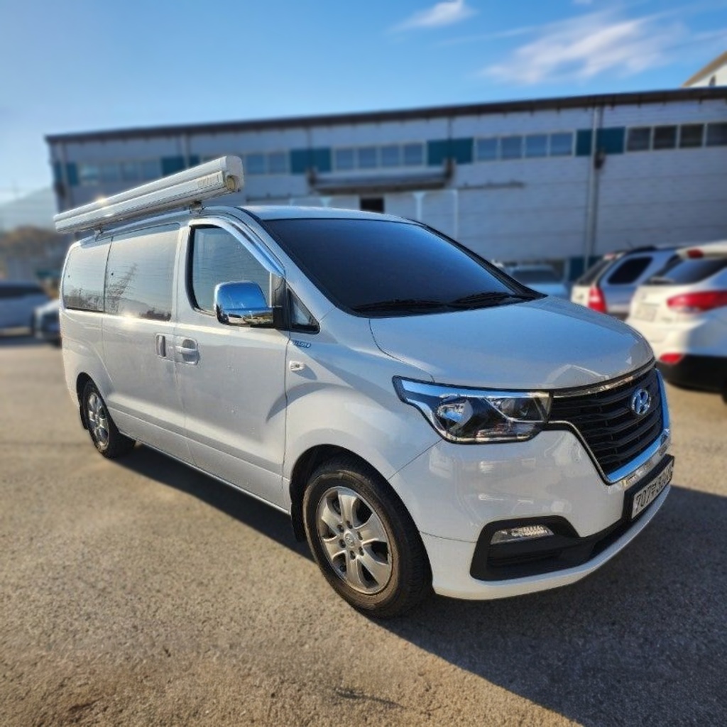 2021 Hyundai The New Grand Starex Wagon 11-seater Style — photograph 1 of 1