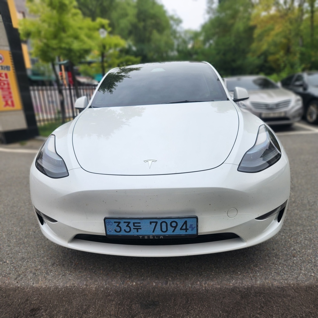 2024 TESLA Model Y Long Range — photograph 1 of 1
