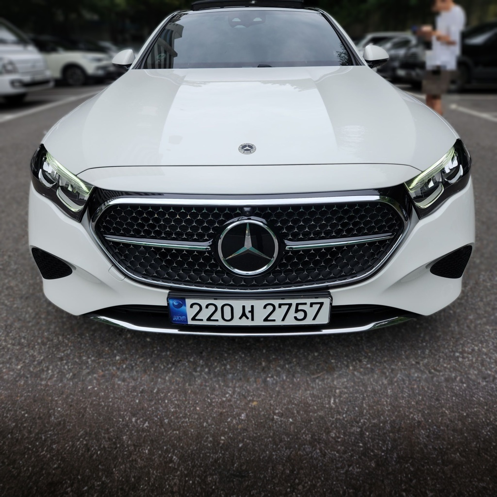 2025 Mercedes-Benz E200 AVANTGARDE — photograph 1 of 1