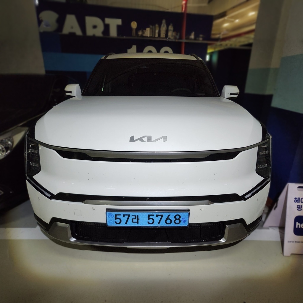 2024 Kia EV9 Long Range AWD EARTH — photograph 1 of 1