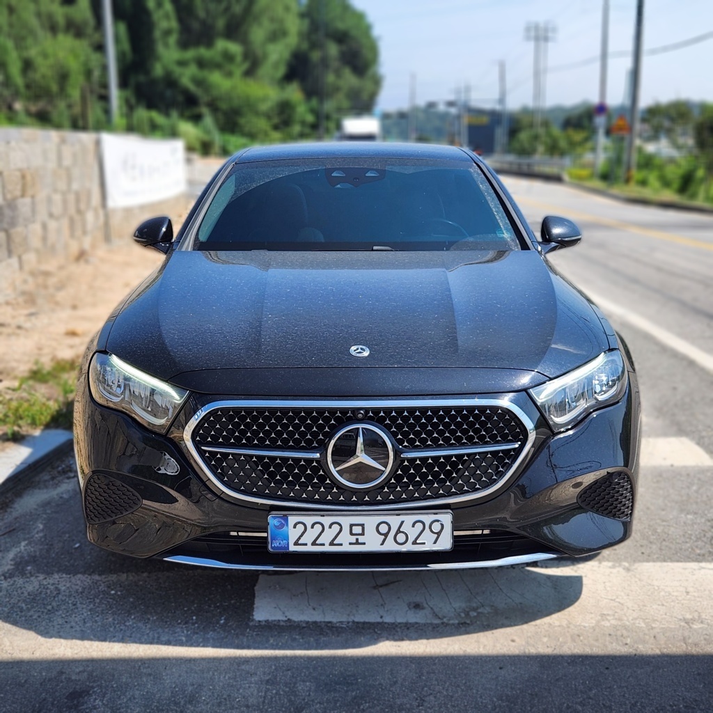 2025 Mercedes-Benz E200 AVANTGARDE — photograph 1 of 1