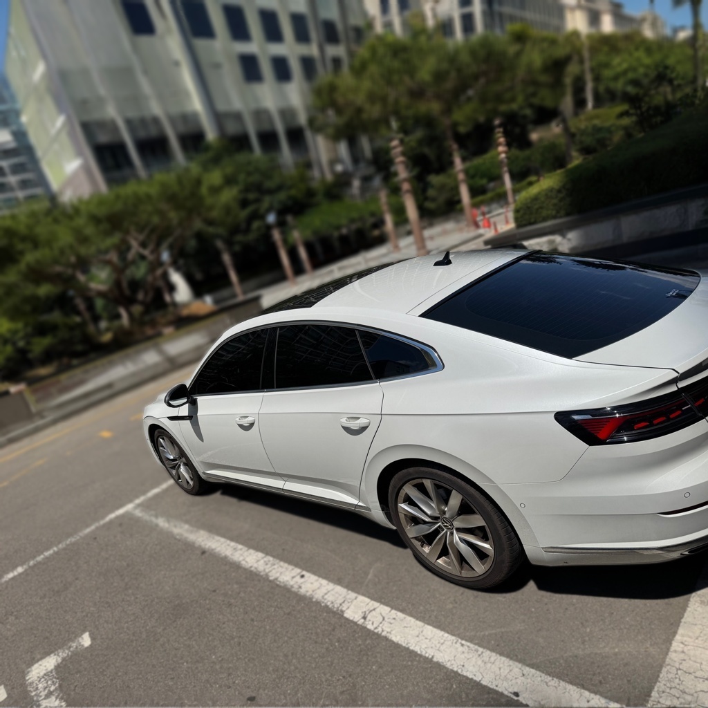2023 Volkswagen Arteon 2.0 TDI Prestige — photograph 1 of 1