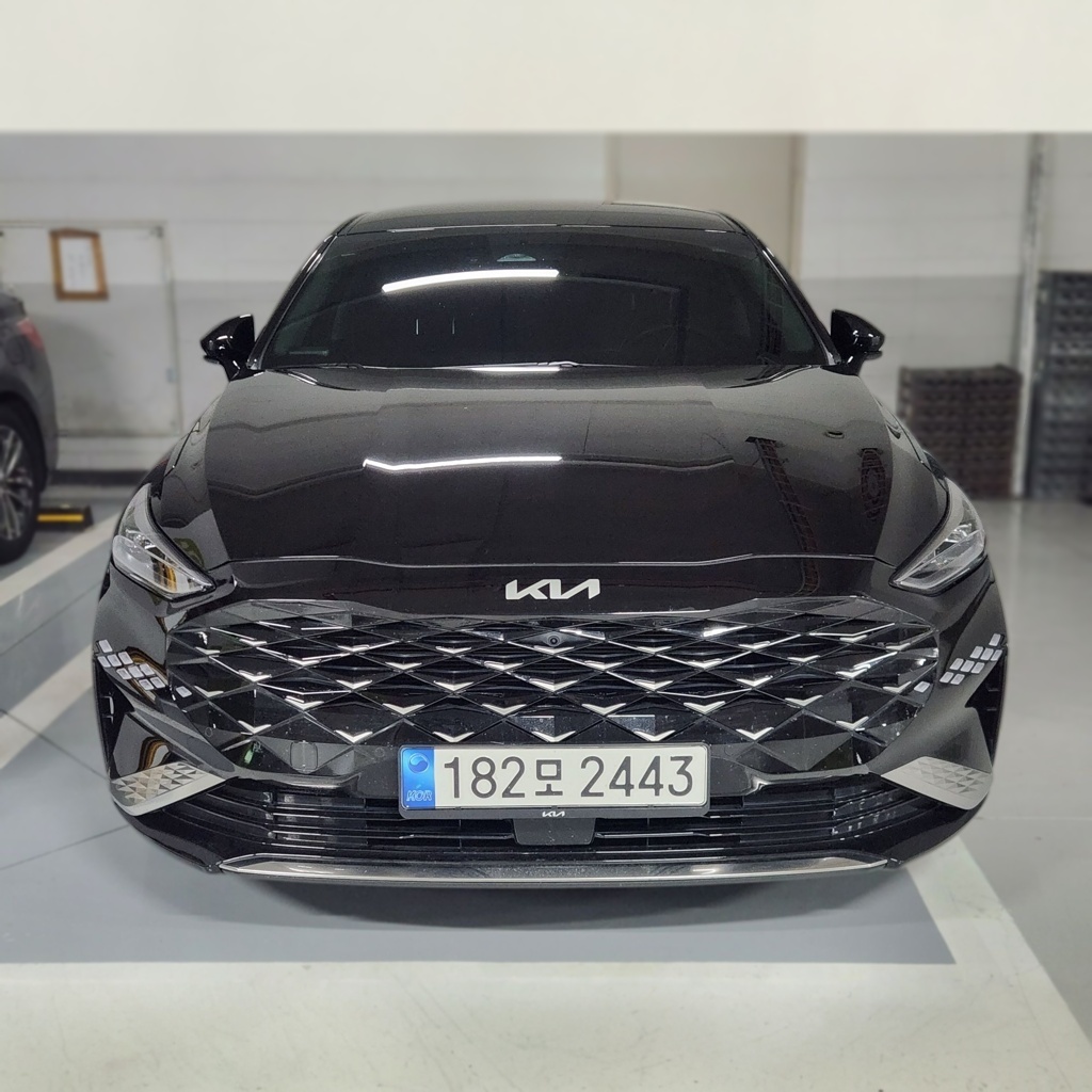 2023 Kia K8 2.5 GASOLINE 2WD Signature — photograph 1 of 1