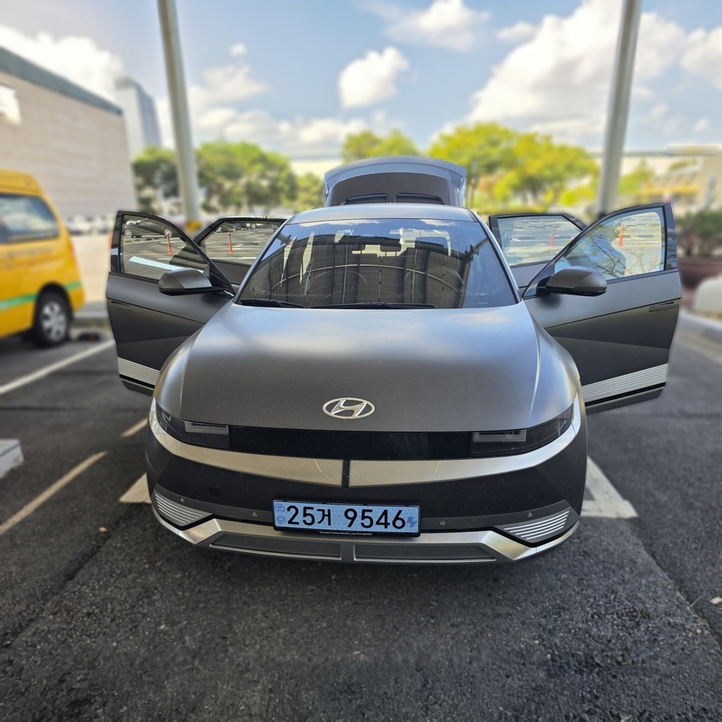 2022 Hyundai Ioniq 5 Long Range AWD Prestige — photograph 1 of 1