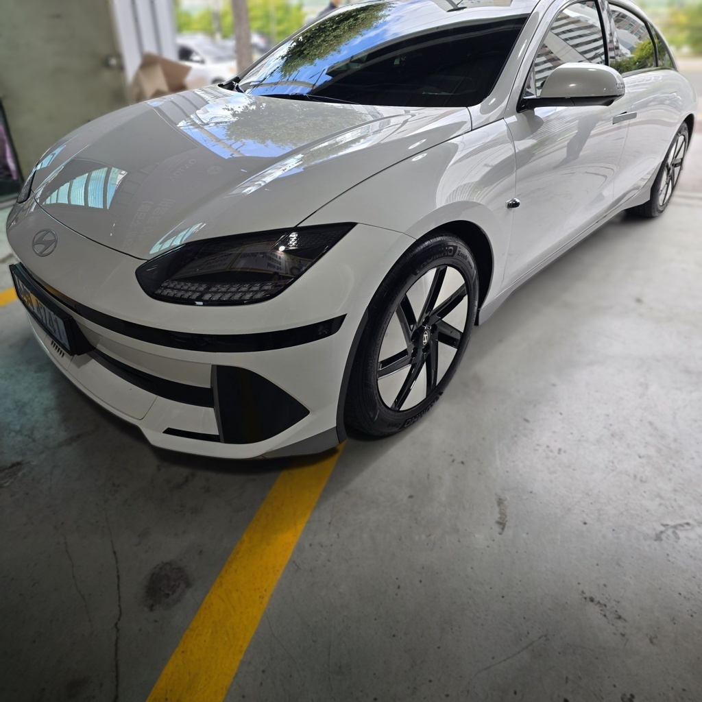 2023 Hyundai IONIQ 6 Long Range Prestige — photograph 1 of 1