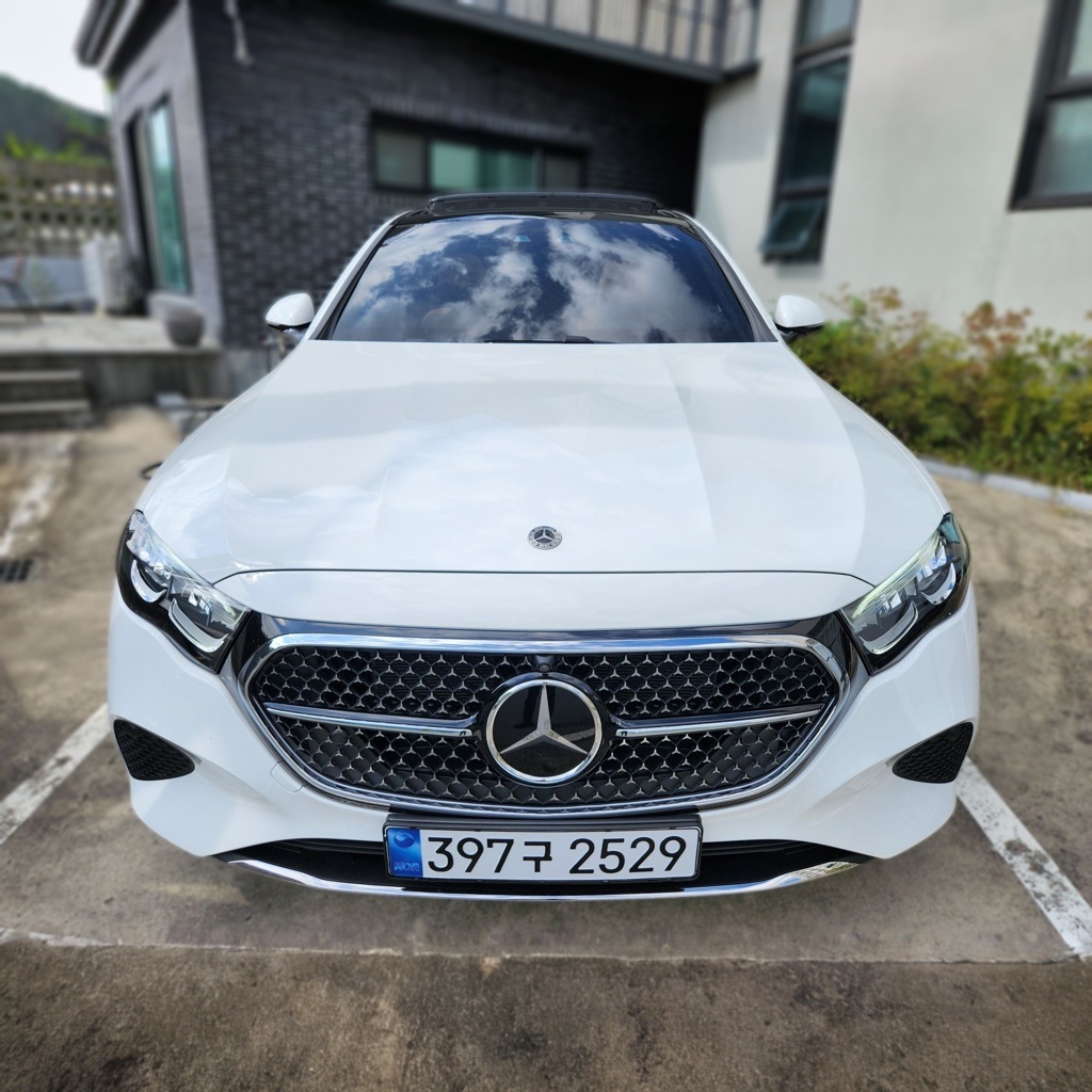 2026 Mercedes-Benz E200 AVANTGARDE — photograph 1 of 1