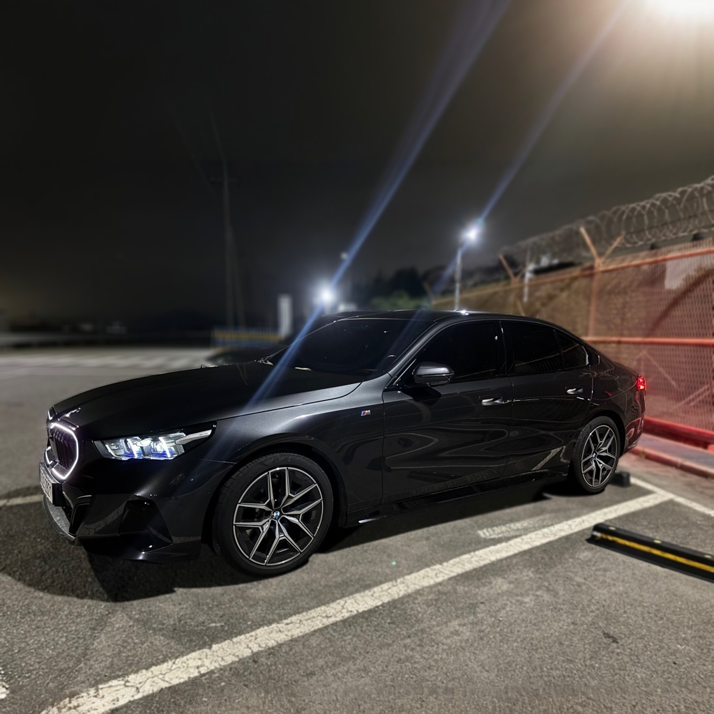 2025 BMW 5 SERIES (G60) 520i M SPORT — photograph 1 of 1