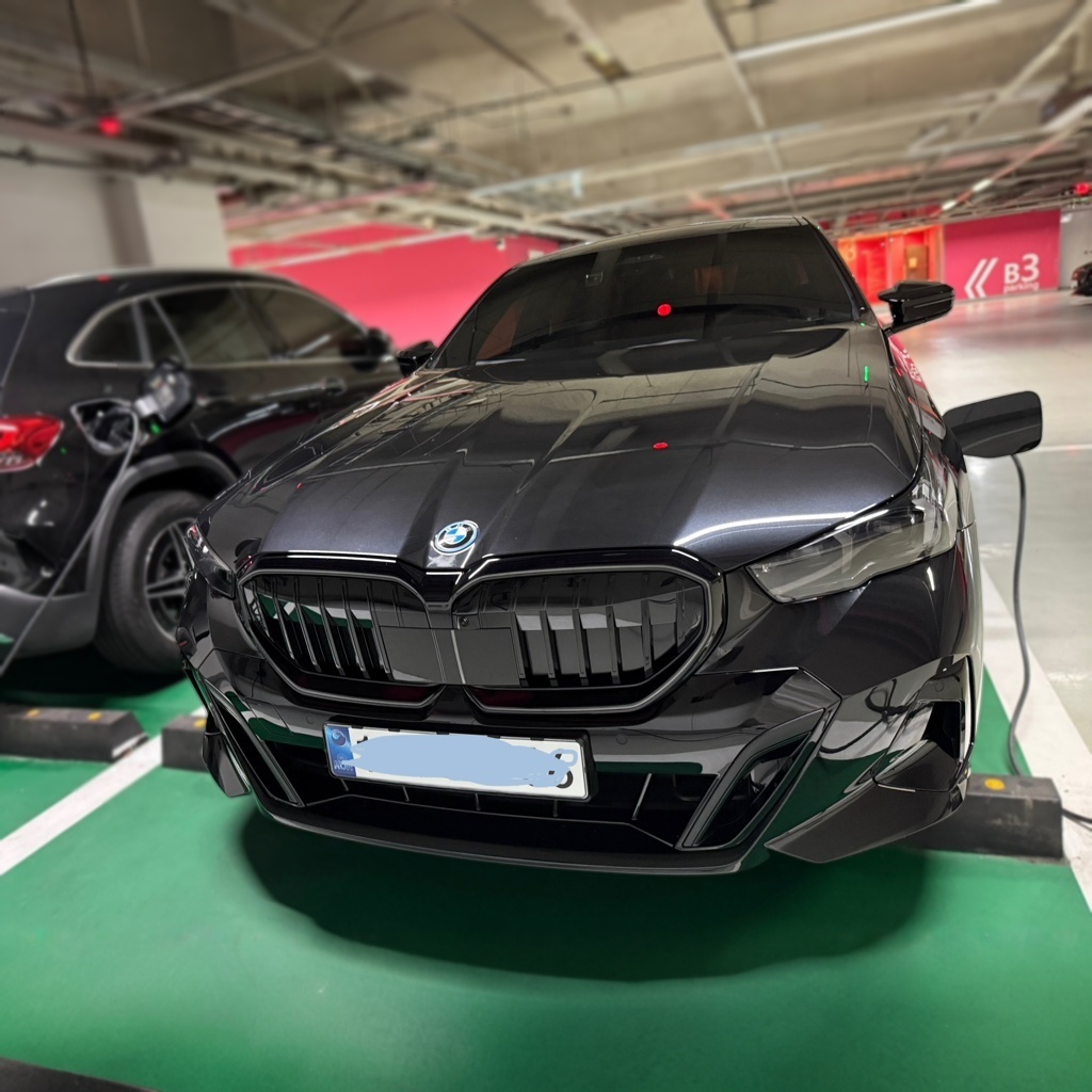 2025 BMW 5 SERIES (G60) 550e xDrive M SPORT — photograph 1 of 1