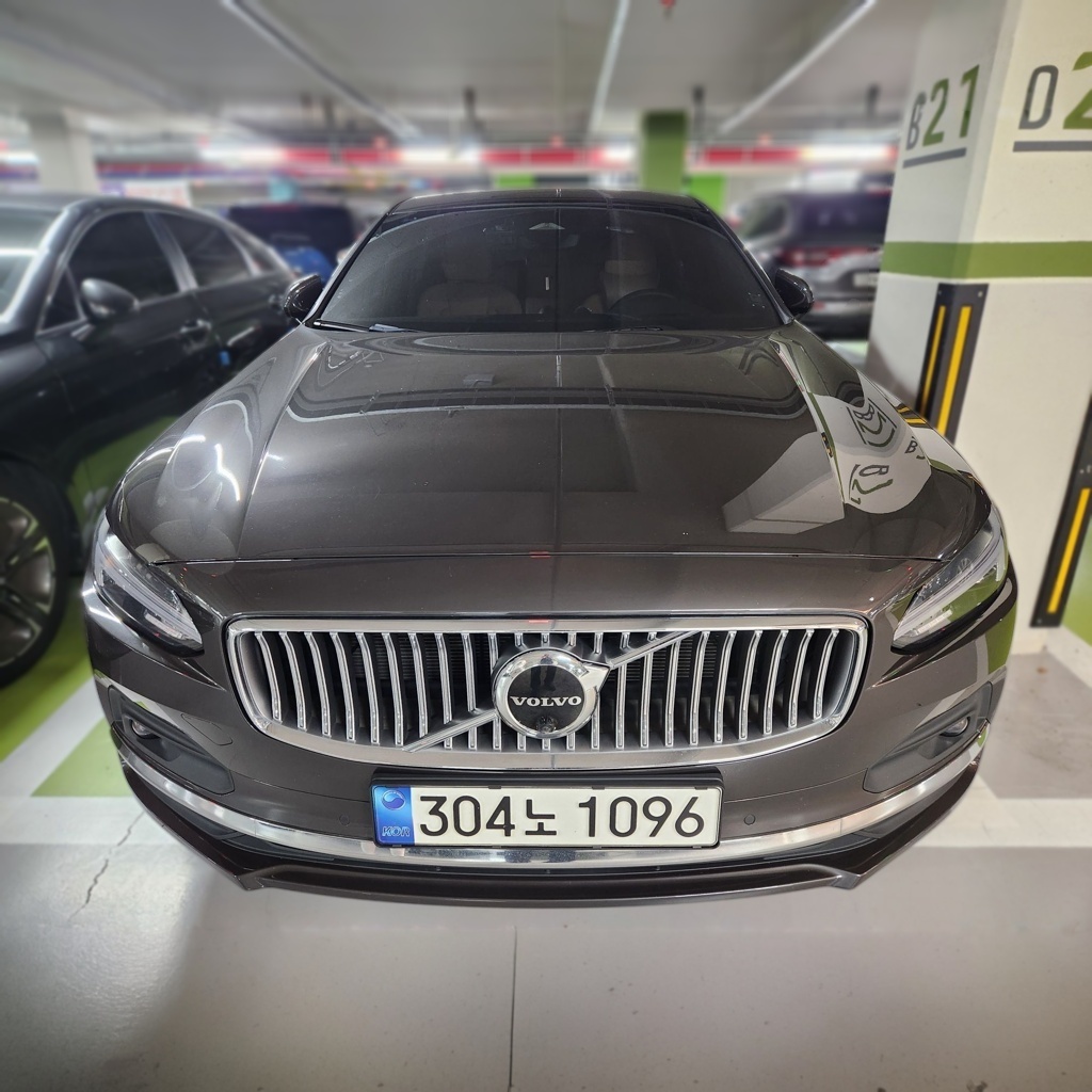 2023 Volvo S90 — photograph 1 of 1