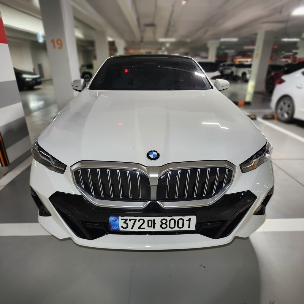 2025 BMW 5 SERIES (G60) 523d M SPORT — photograph 1 of 1