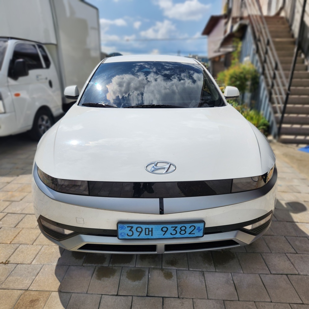 2023 Hyundai Ioniq 5 Standard Exclusive — photograph 1 of 1
