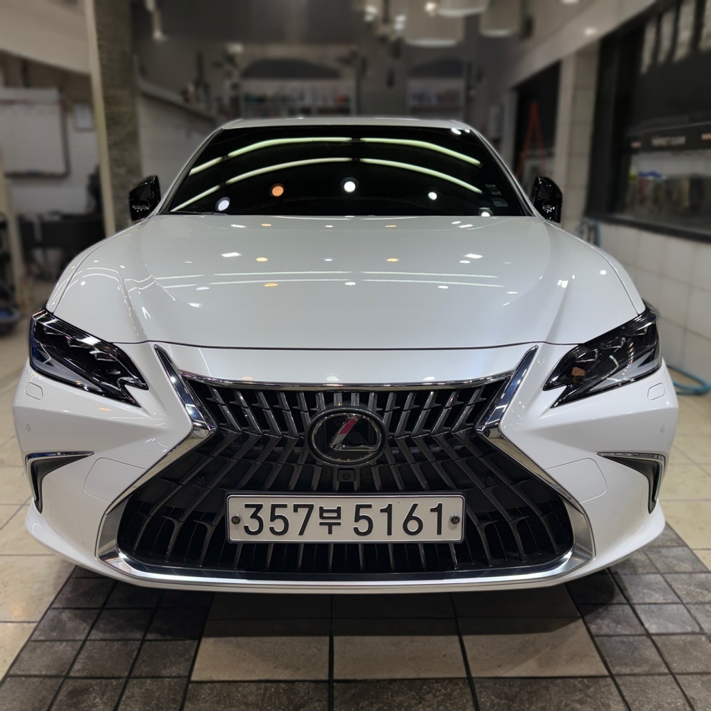 2023 Lexus ES300h 7 Generation Executive — photograph 1 of 1