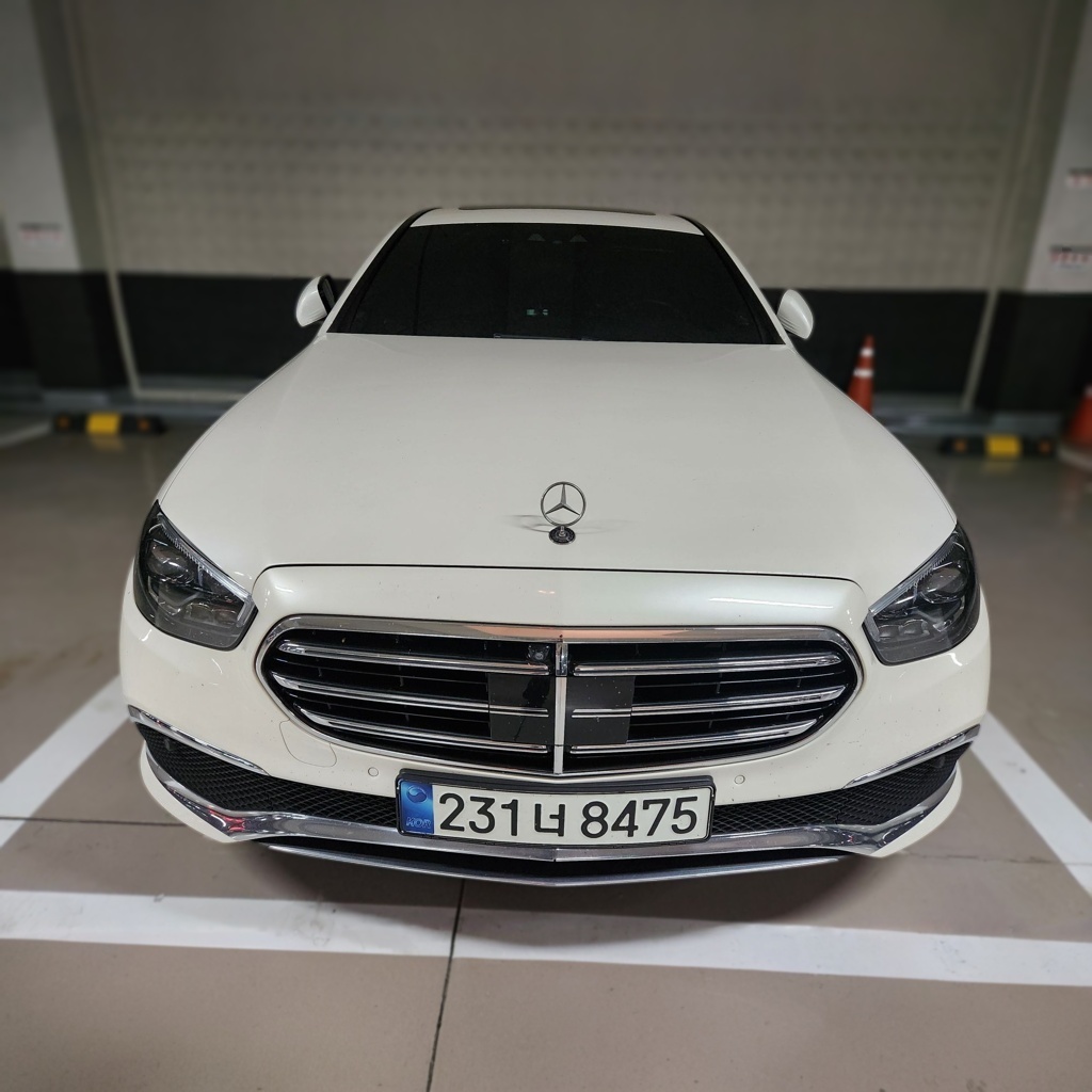2022 Mercedes-Benz E250 Exclusive — photograph 1 of 1