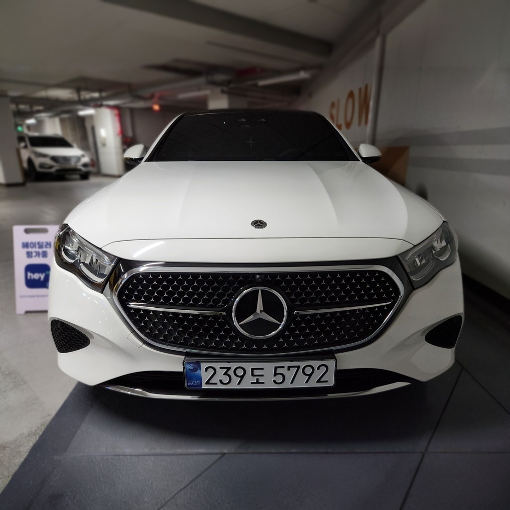 2025 Mercedes-Benz E200 AVANTGARDE — photograph 1 of 1