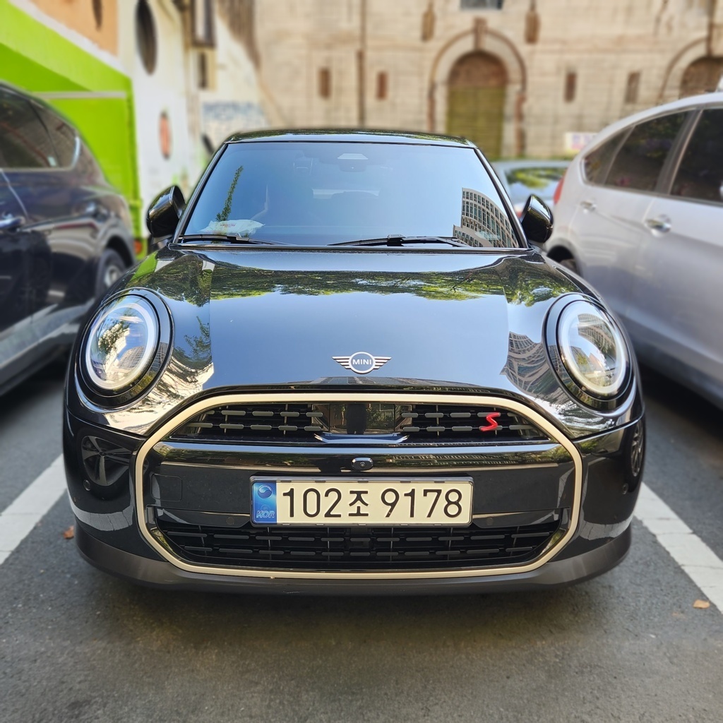 2025 MINI COOPER 4 Generation 5-door S Favoured — photograph 1 of 1