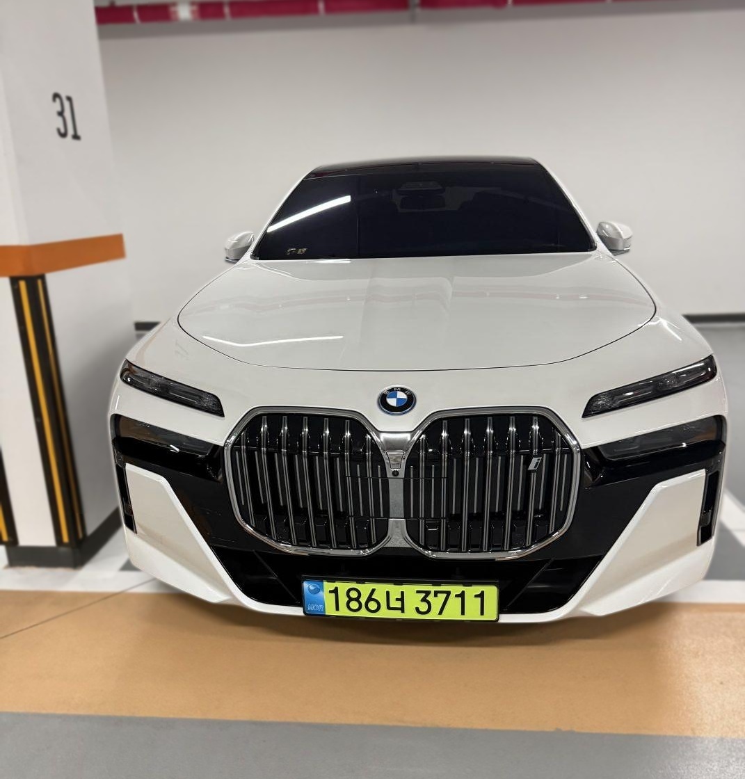 BMW i7