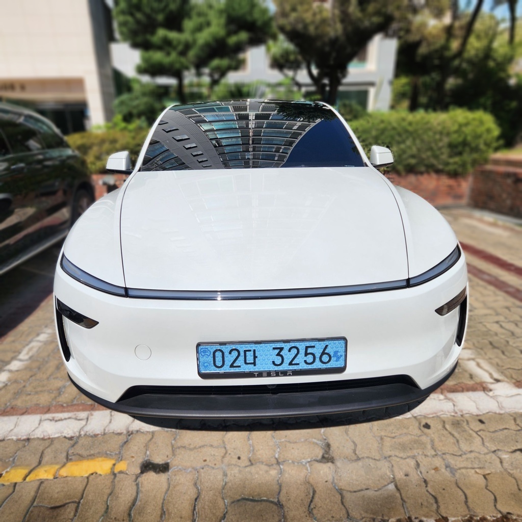 2025 Tesla Model Y Juniper RWD — photograph 1 of 1