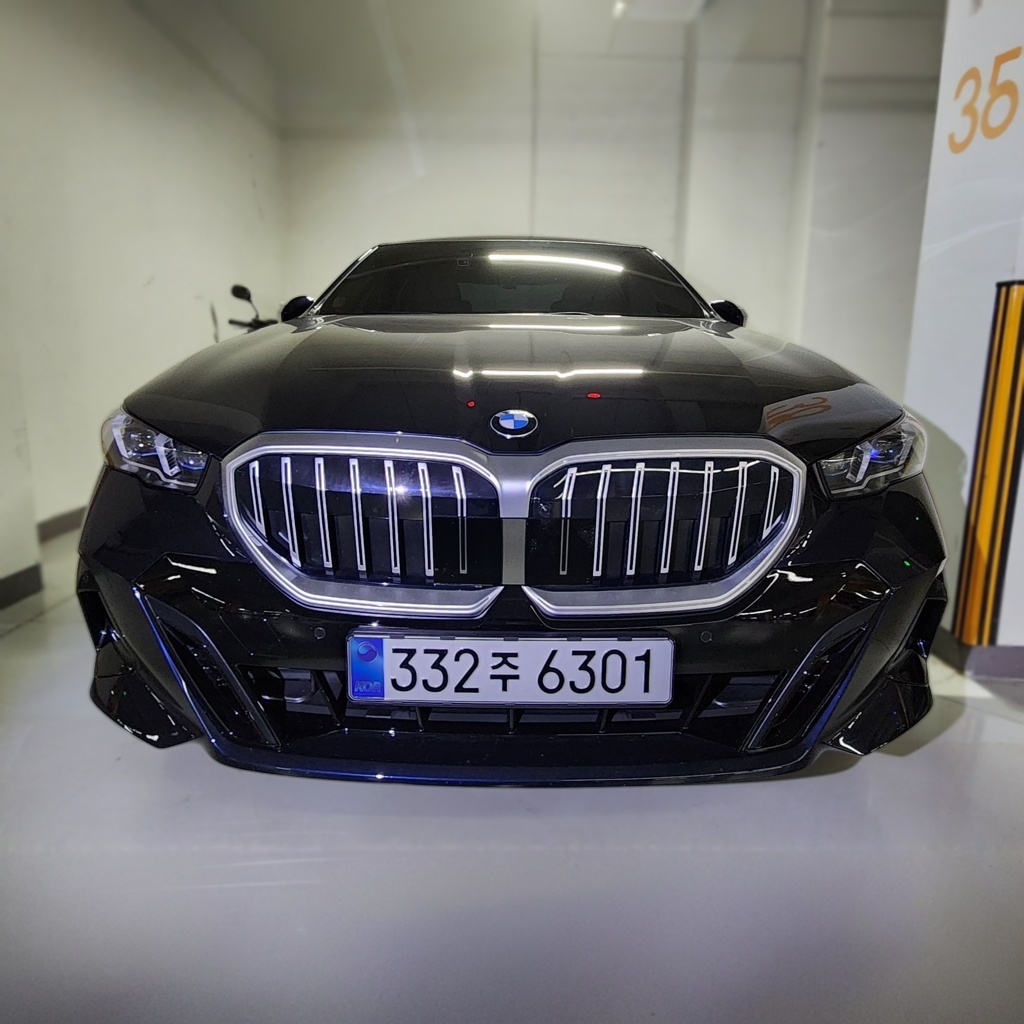 2025 BMW 5 SERIES (G60) 530i xDrive M SPORT — photograph 1 of 1