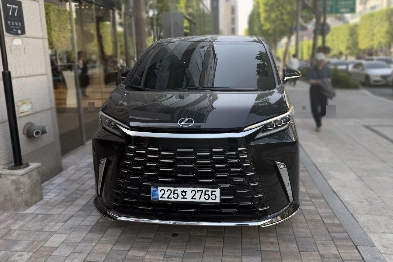 Lexus LM