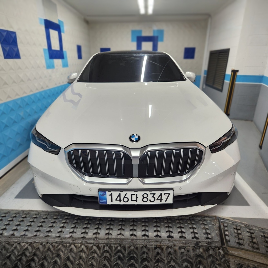 2024 BMW 5 SERIES (G60) 520i — photograph 1 of 1