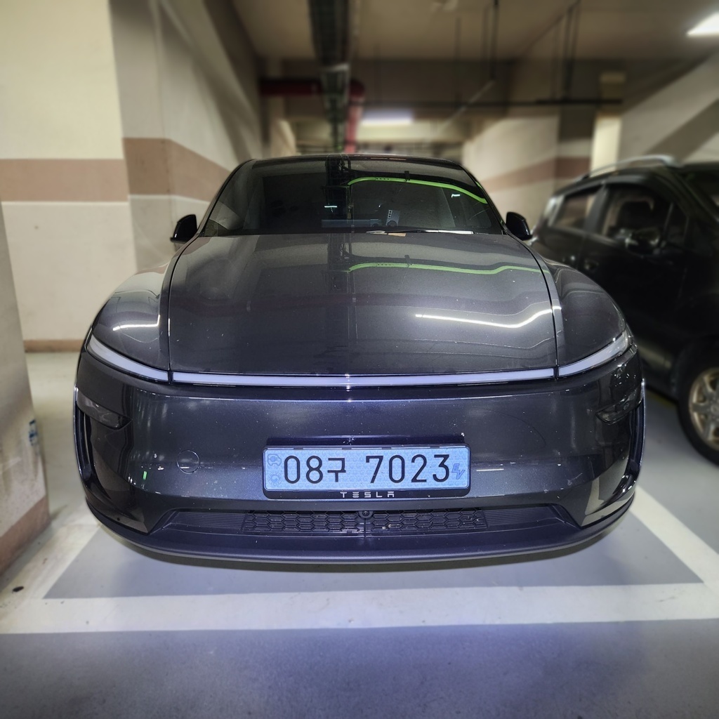 2025 Tesla Model Y Juniper RWD — photograph 1 of 1