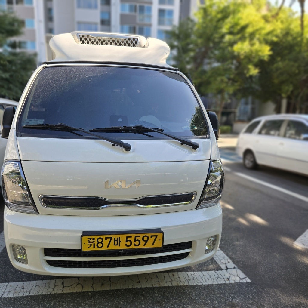 2023 BONGO 1 ton Freezer Box EXTRA LONG WHEELBASE King Cab GL DIESEL 2WD Automatic — photograph 1 of 1