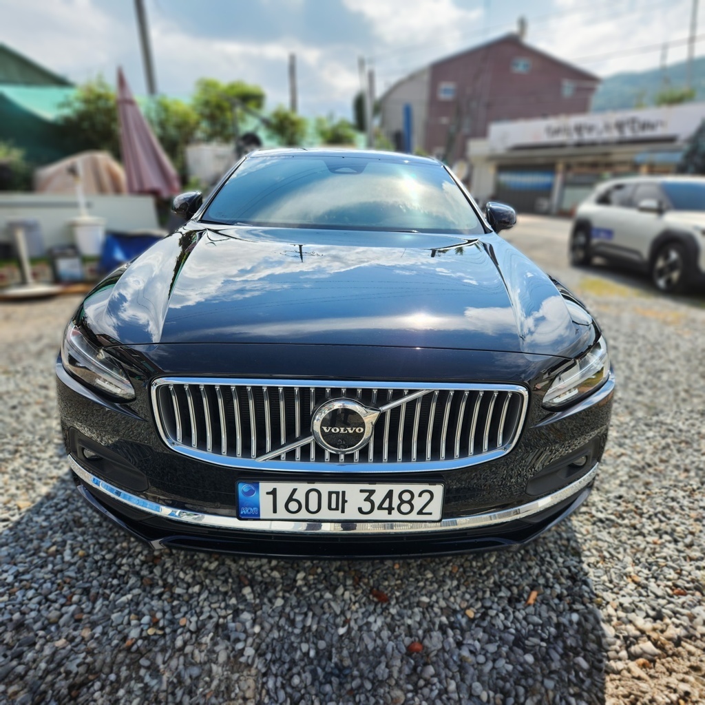 2023 VOLVO S90 — photograph 1 of 1