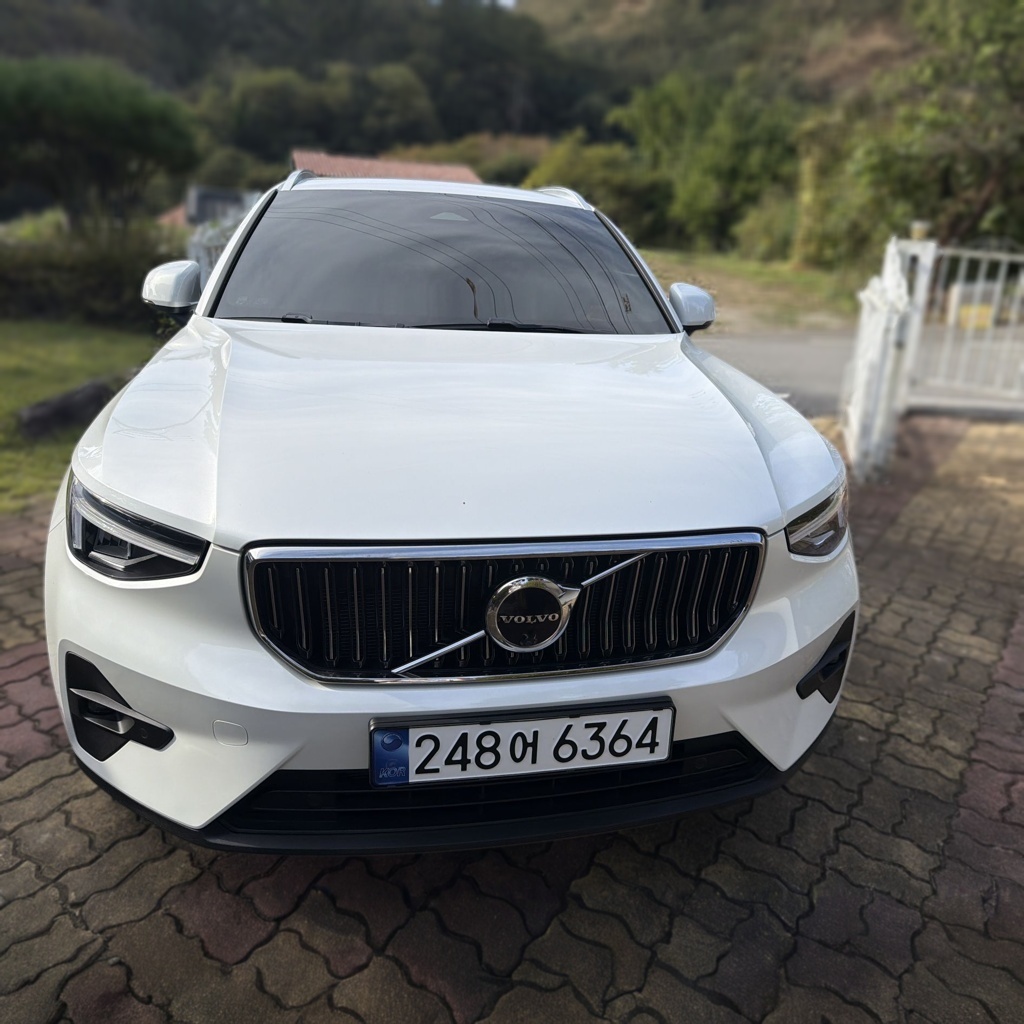 2023 VOLVO XC40 — photograph 1 of 1